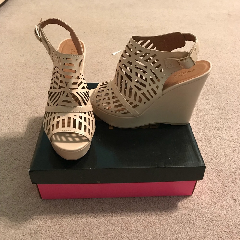Nude Wedges